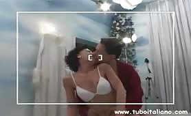 Audizione porno con una milf mora che si fa dei ditalini bollenti