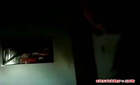 Bella ragazza fa un orale e guarda un amico