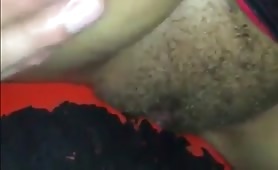 Creampie peloso attraverso il gloryhole
