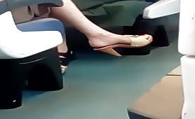 Piede di donna voyeur sul treno