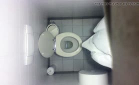 Spiata mentre fa pipì in bagno da telecamera nascosta