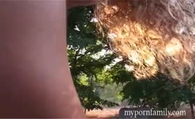Esibizionista in occhiali da sole scopata in campagna