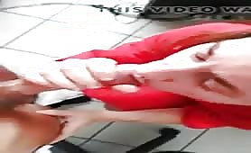 Sbocchina il ragazzo e ingoia avidamente la sborra