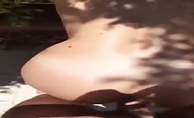 Lisa Chietina esibizionista anale nella corte