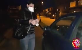 Moglie scopata a pecorina in auto con la mascherina