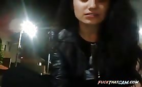 Ragazza rumena all'aperto