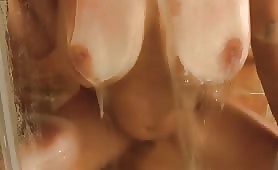 Tettona in camera di albergo in doccia
