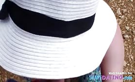 ragazza pazza succhia e ingoia sperma