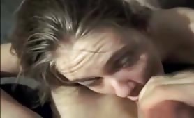 Ragazza carina succhia e lecca le palle e riceve un gran sborrata
