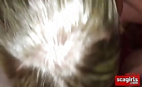 Gran pompino di ragazza inginocchiata