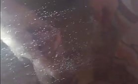 Le unghie lunghe giocano con il cazzo e fanno un pompino sotto la doccia