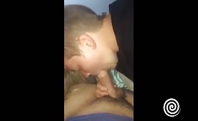 Ragazza bionda succhia il suo ragazzo prima che si lasciassero