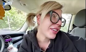 Pompino in auto di fidanzata nerd, dopo l'allenamento in palestra
