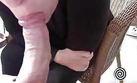 Ragazza sexy succhia il cazzo con passione sul balcone