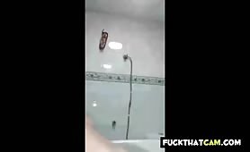 Ragazza desi che fa il bagno e pulisce sotto la figa