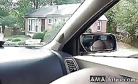 Una troia nera succhia un cazzo sul sedile anteriore dell'auto