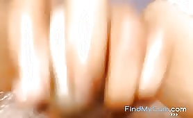 Si masturba fino a squirtare