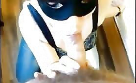 Moglie pompinara con la benda ingoia