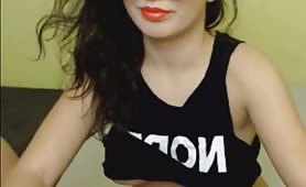 Ragazza nerd succhia un cazzo e scopa nella figa