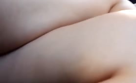 Bocchino in auto mentre lui guida