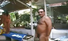 La slovacca Karma Rosenberg gode in orgia porno con inculata all`aperto